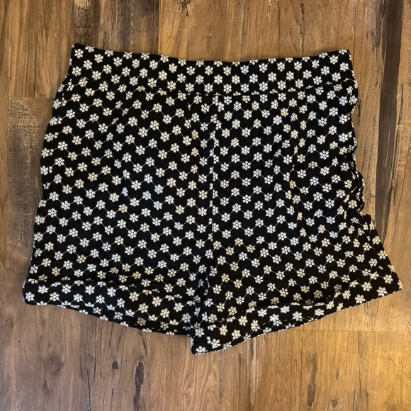 NWOT Bobeau Daisy Print High Waist Pull-On Shorts - Picture 3 of 5